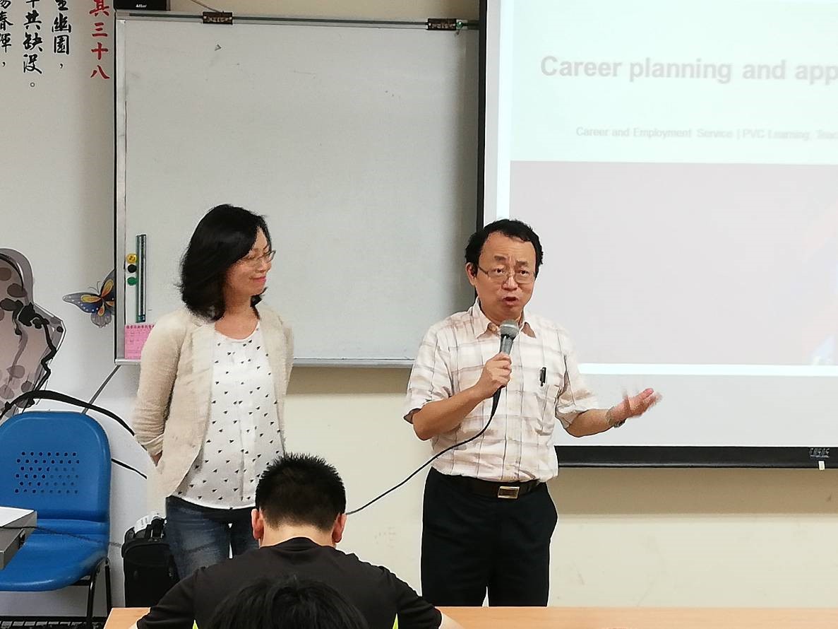 主持人介紹來自雪梨Macquarie University的林佑甄諮詢師蒞校講演