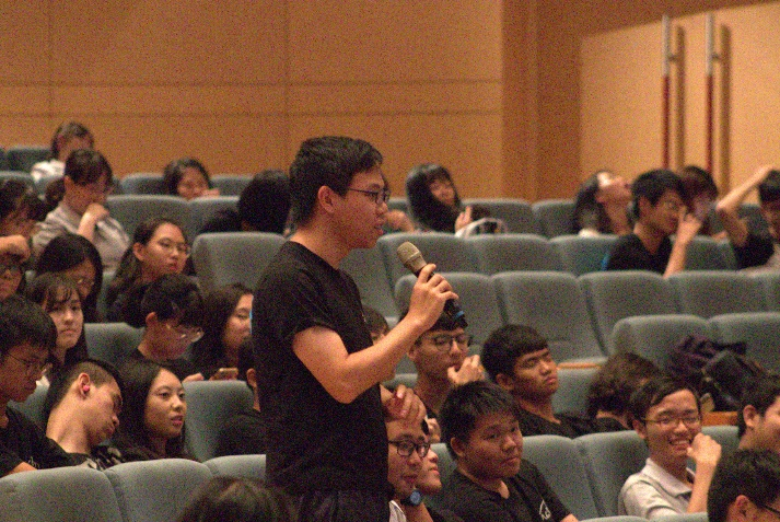 大二學生勇於向學長姐們提出對未來職業發展的疑問