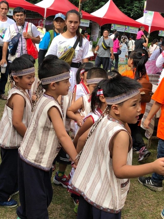 不同生命週期的跨文化照護參加太魯閣族感恩祭與原民小朋友互動