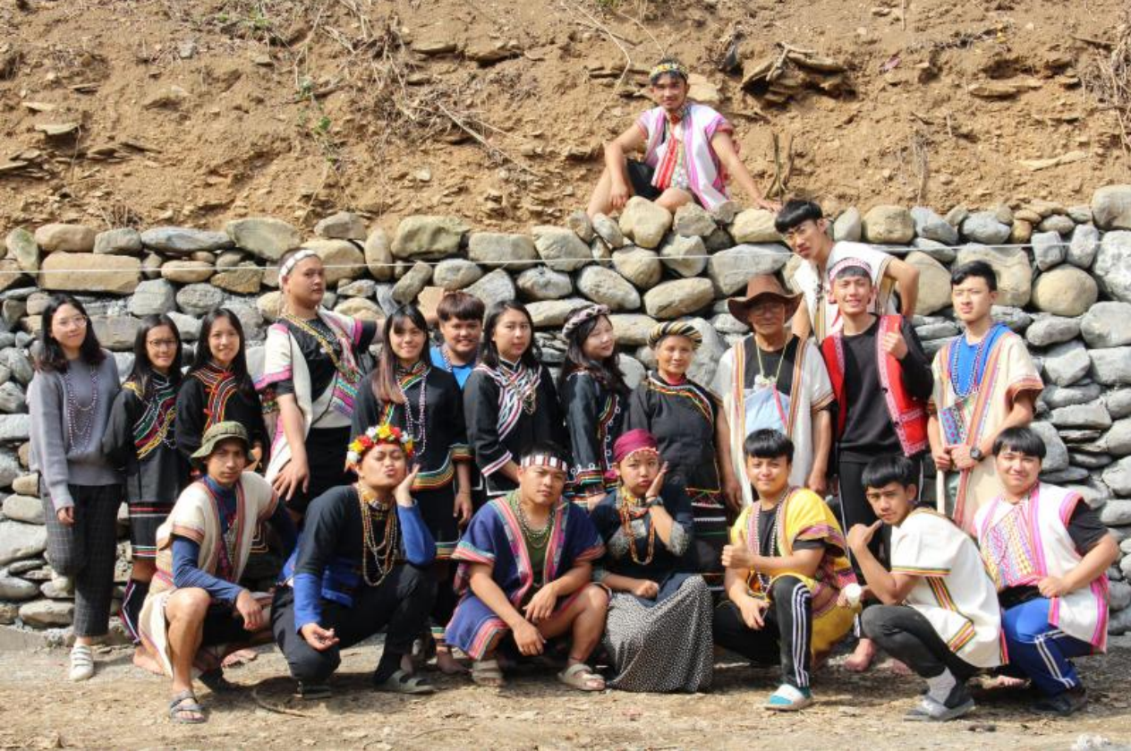 部落工作假期營隊六天五夜的活動帶領原住民學生向部落耆老學習搭建傳統石板屋合照