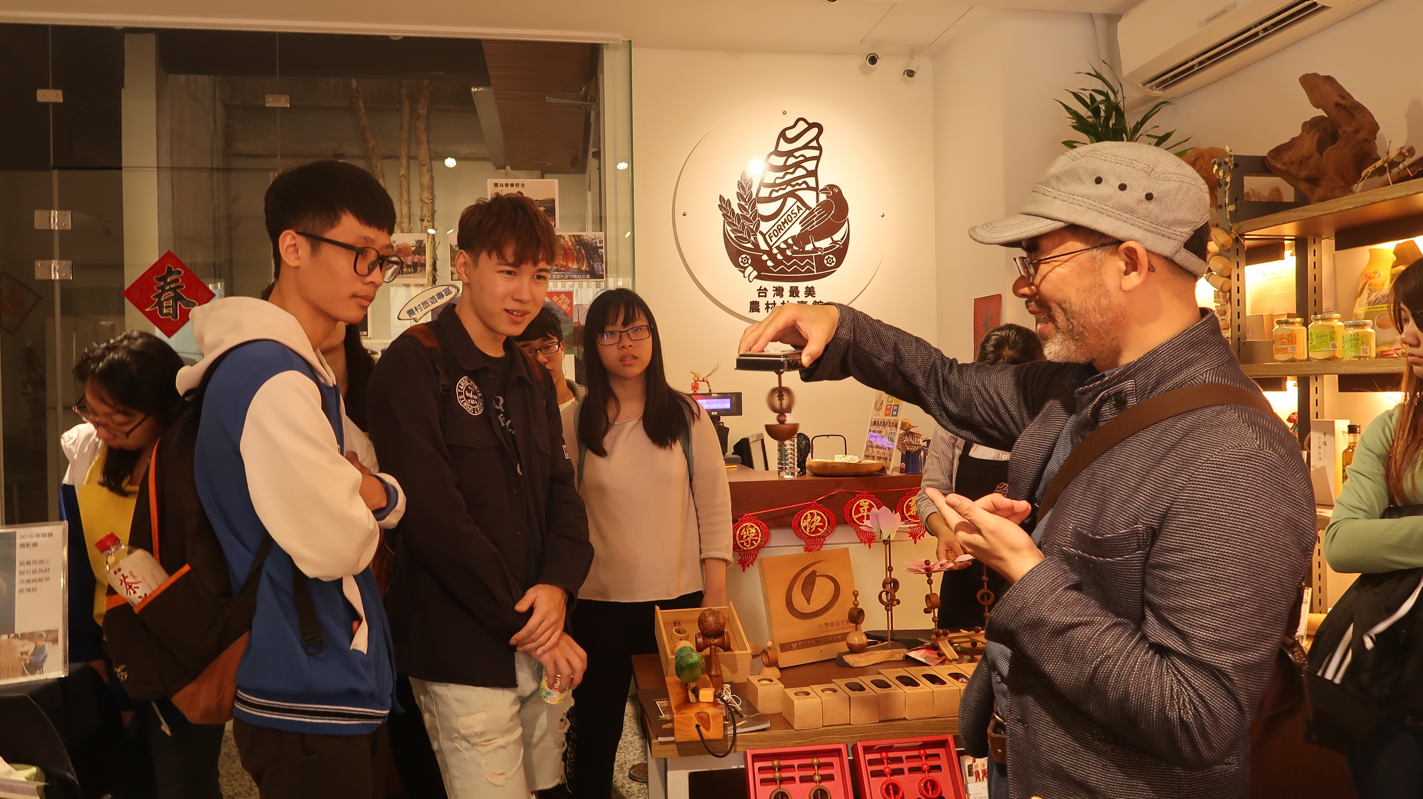 導覽人員敘述關於故事館產品之意象